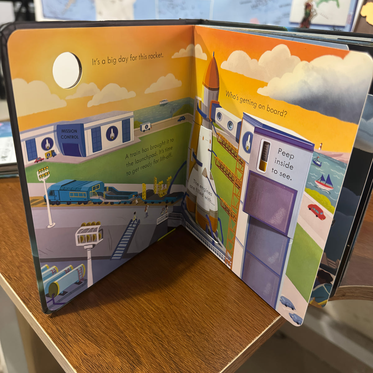 Space Rocket Pop-Up and Lift-the-Flap Board Book (photo 3)
